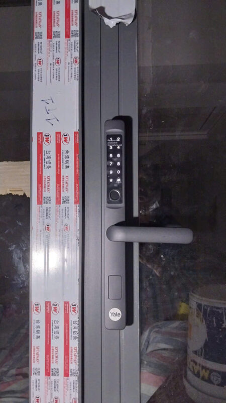 Lắp đặt khoá vân tay cửa nhôm Yale YDMA 100NP z7266581761952 b5969aca8f29ddf3cb867359d3affb77